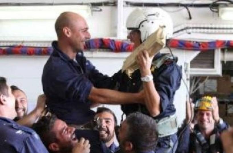 Marito e moglie marinai divisi dalle missioni s'incontrano in alto mare