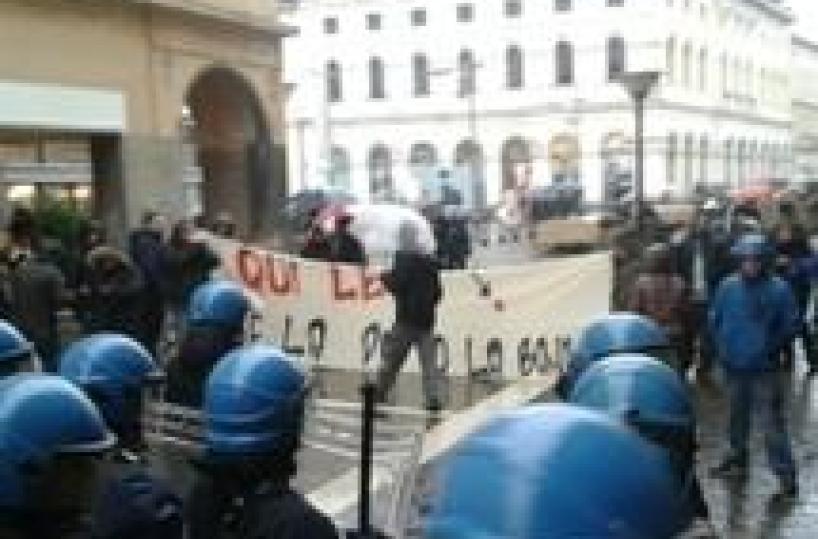 Centri sociali contro Lega, lancio uova