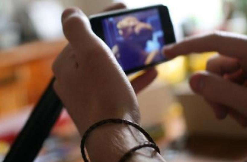Nude davanti allo smartphone per vendicarsi dei fidanzatini