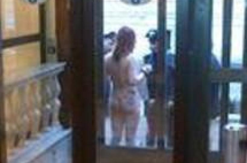 Efe Bal nuda, voglio pagare le tasse