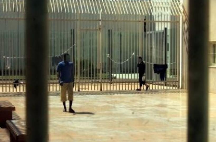 Perde permesso di soggiornotrans al Cie nel reparto uomini