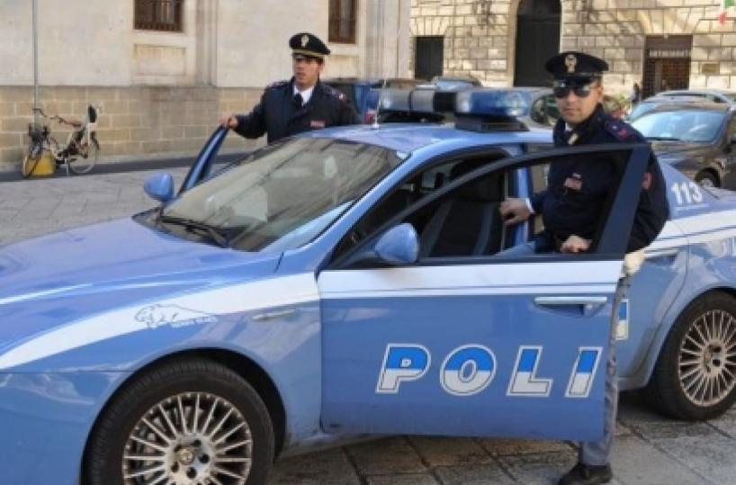 Bari, tenta di investire poliziotti: arrestato 55enne dopo folle inseguimento