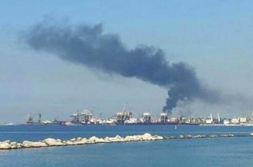 Taranto, fiamme da torce Eni«Blocco a causa di temporale»