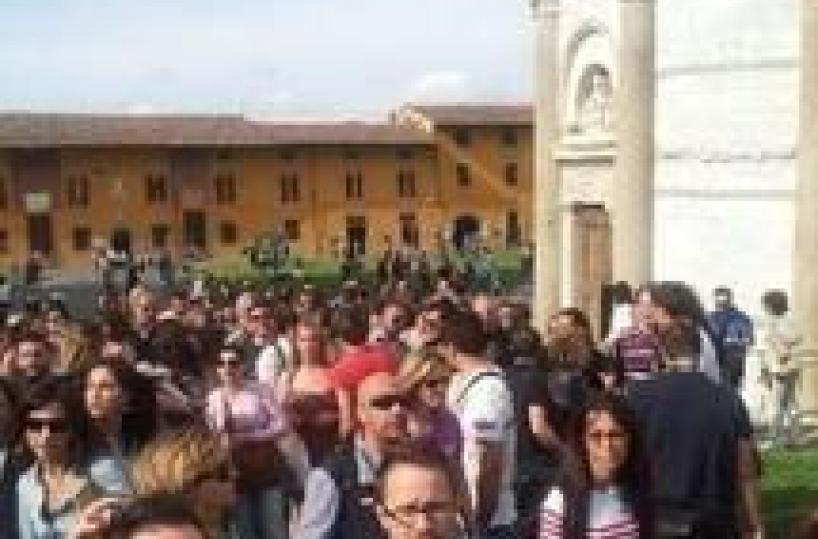 Protesta docenti sotto Torre di Pisa
