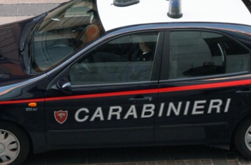 Adelfia, scoppia il litigio per il parcheggio e aggrediscono 60enne con mazza e colpi di pistola: 2 arresti