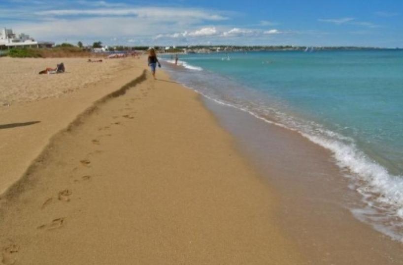 Lecce, poliziotto in vacanza salva padre e figlia dalla furia del mare 