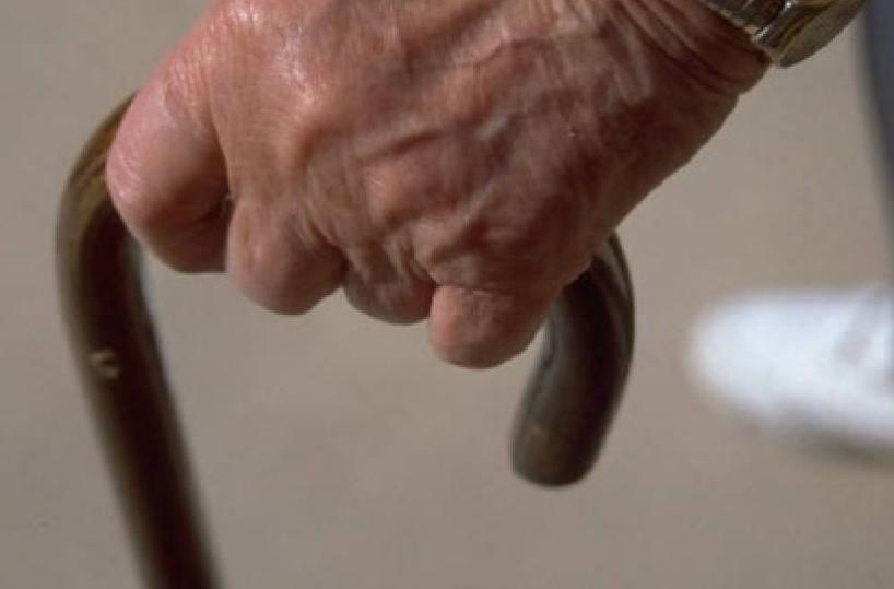 Fasano, lei 76enne picchia con la scopa il marito 81enne: il Gip allontana la nonnina violenta