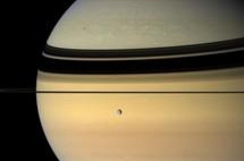 La sonda Cassini da 10 anni fra gli anelli di Saturno