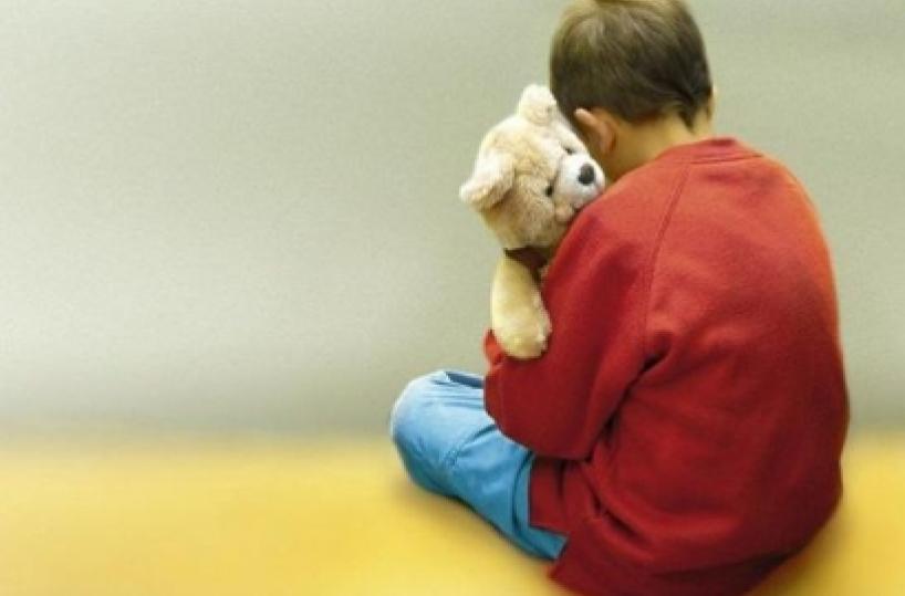 Foggia, mamma bimbo disabile si incatena a scuola: «Nessuna assistenza a mio figlio»