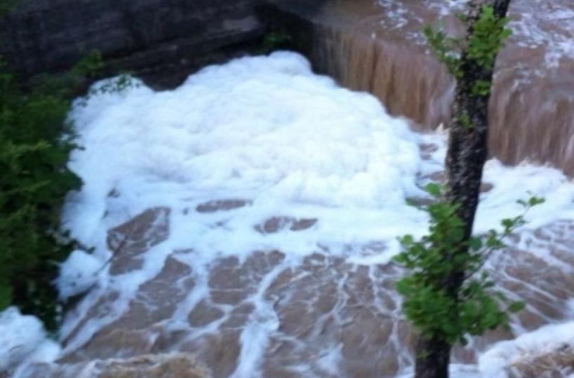 &laquo;Schiuma bianca e rifiuti nel letto del fiume Melandro&raquo;