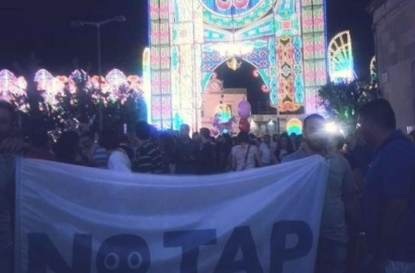 «Tap e luminarie» Alla festa di Scorrano volano schiaffoni