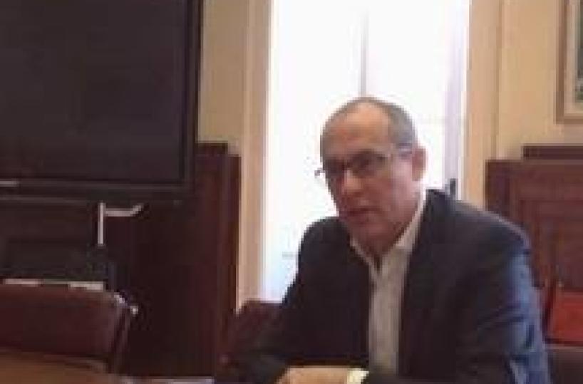 Scontro con auto blu, muore motociclista