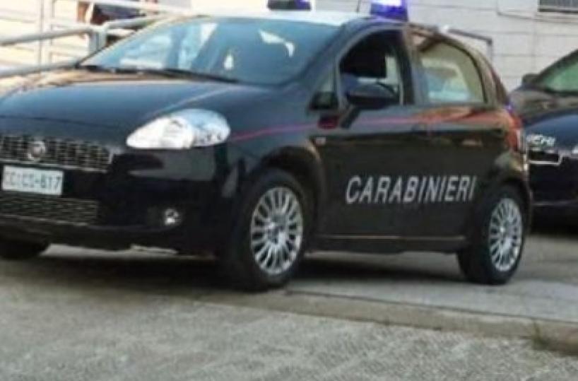 Rissa in piazza Diaz a Bari, calci e pugni a carabiniere