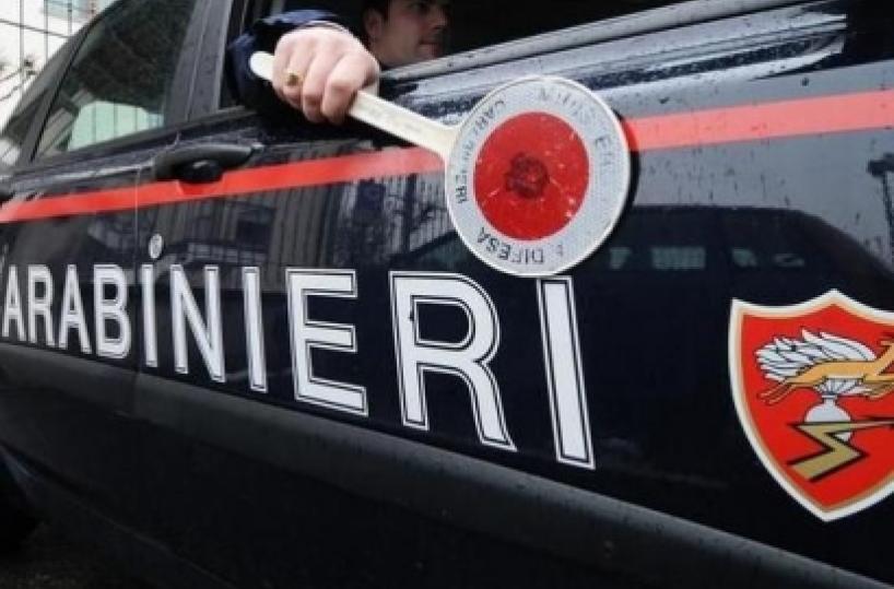 Foggia, armati di pistola rapinano distributore di benzina: sono in fuga