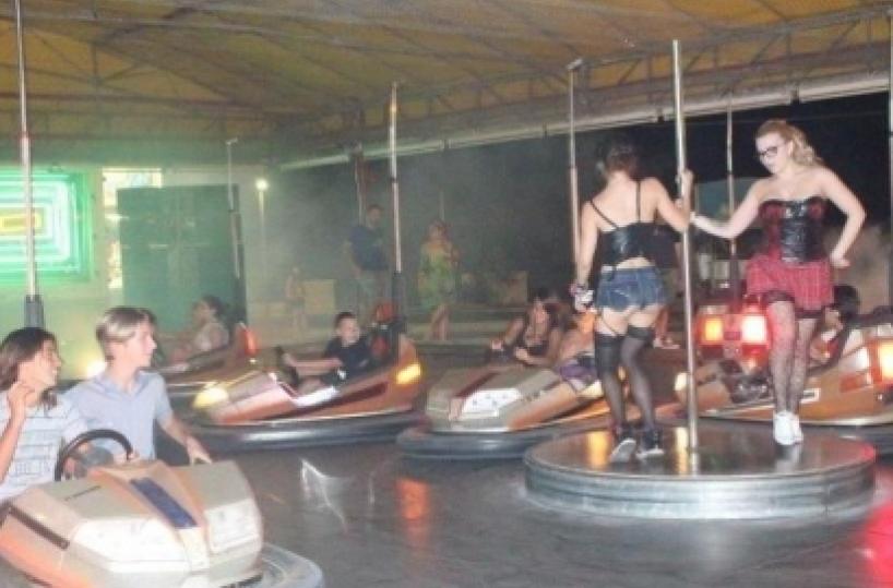 Polignano, lap dance tra le autoscontro