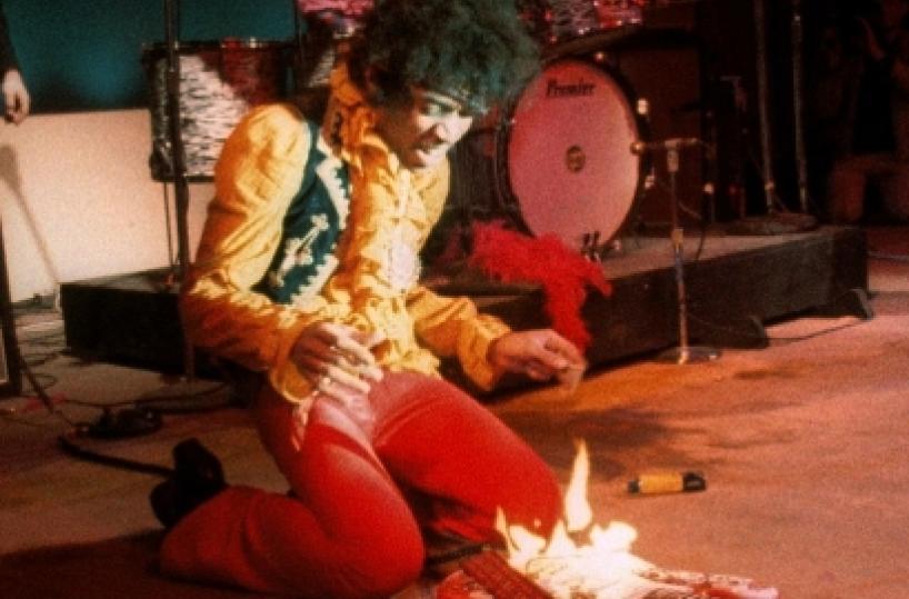Al cinema con la Gazzetta e la chitarra di Jimi Hendrix