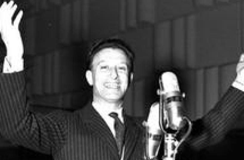 Auguri alla radio, novant'anni da fedele compagna