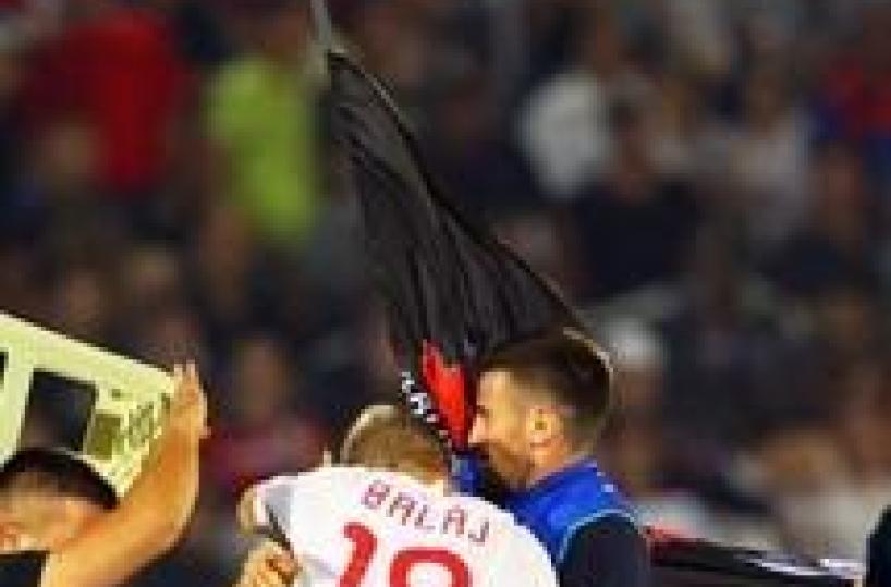 Serbia-Albania choc, drone con bandiera:rissa e gara sospesa