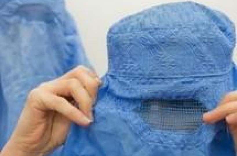 Donna velata mandata via da Opera Parigi