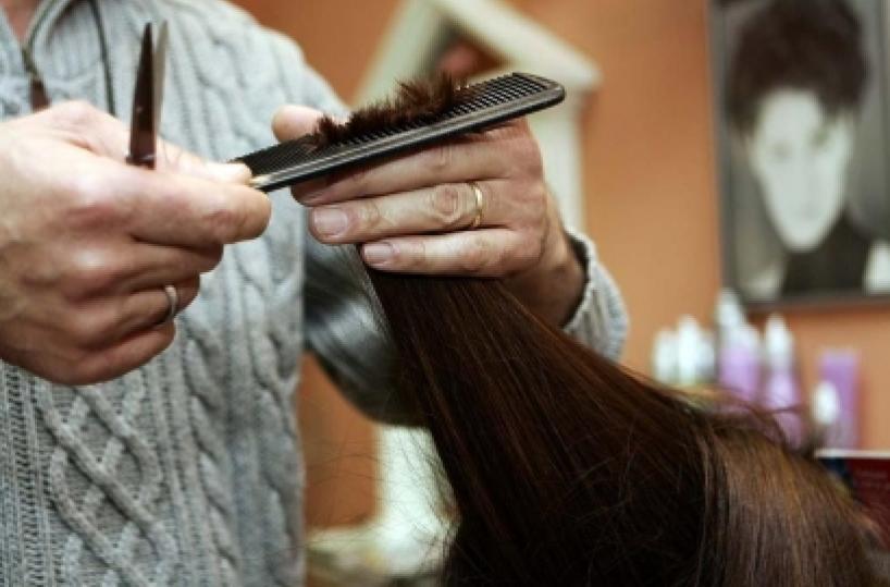 Carapelle, taglio e piega in casa delle clienti: denunciata parrucchiera 