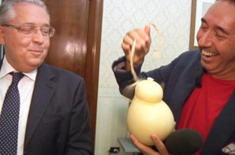 Assenteismo: provolone consegnato al prefetto Blitz di Mingo a Matera
