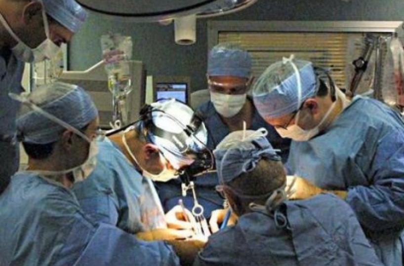 Bari, intervento rarissimo su 87enne: 3 équipe per liberare apparato cardiaco e respiratorio ostruito