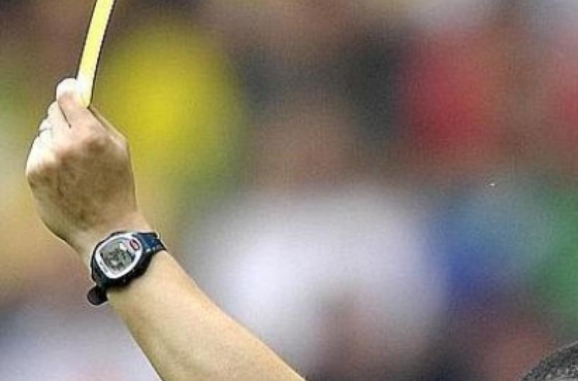 Il padre picchia l'arbitro e il figlio calciatore chiede scusa in lacrime Il papà del «fischietto»: Luca vuole tornare in campo