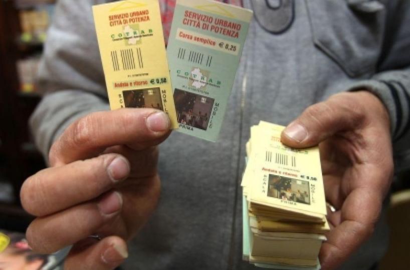 Scale mobili a pagamento ma i biglietti dove sono?