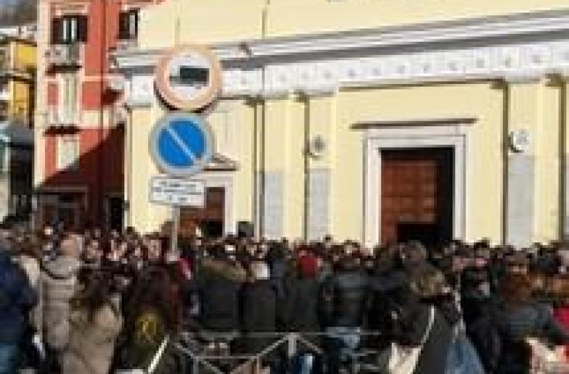Mango funeral draws thousands of mourners to hometown