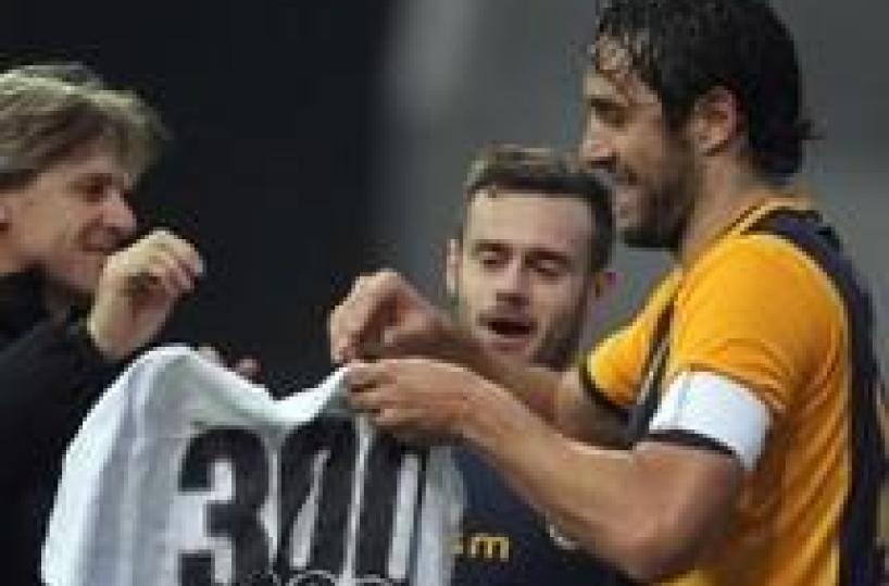 Toni segna 300/o gol, maglia celebrativa