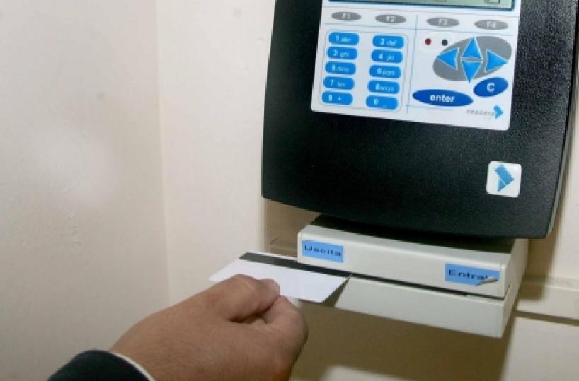 Timbrava il cartellino di altrisospeso dirigente, 3 indagati