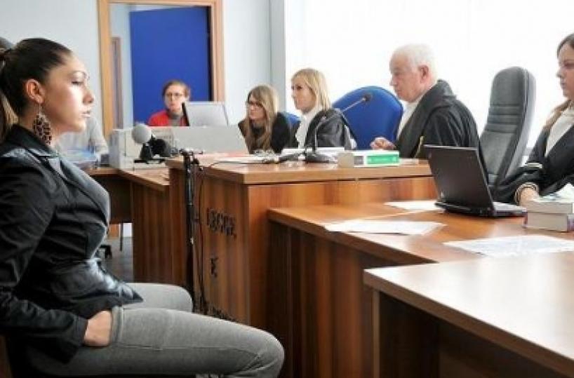 Escort: Montereale «Non arrivavo a fine mese. Il regalo da Cav» Ressa giornalisti in aula Presidente: «Caccio tutti»