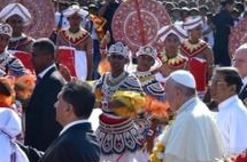Papa in Sri Lanka: si esce da conflitti dando voce a tutti
