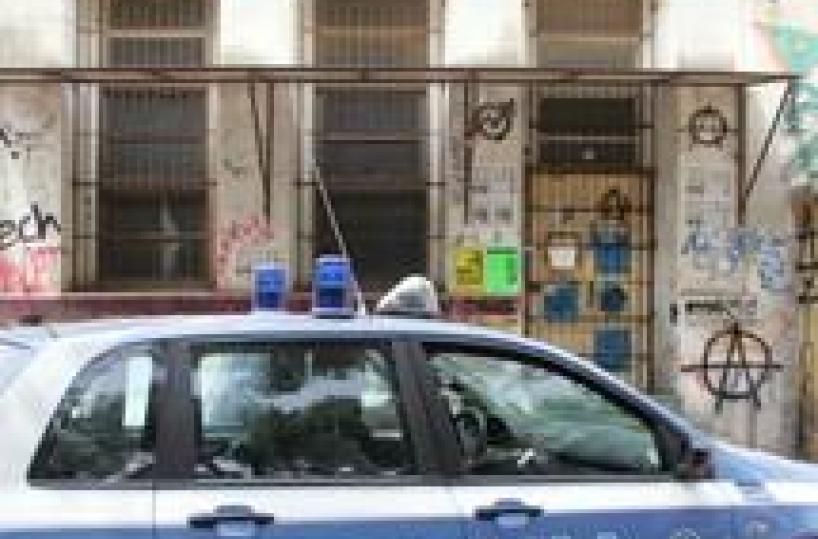 Molestano i passantie aggrediscono agenti