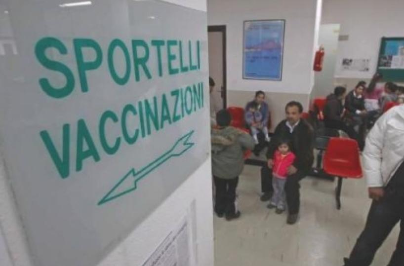 Vaccini, fioccano le ordinanze, ma per la Regione Puglia: «Sono inutili»
