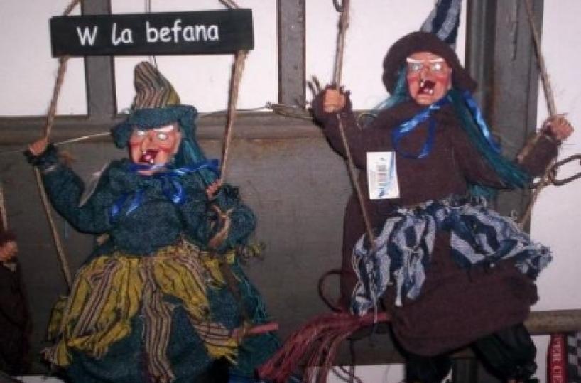 Brindisi, la befana scende dal tetto del teatro Verdi