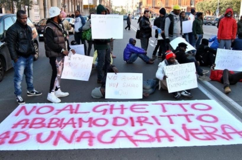 Bari, protesta dei profughi tensione e disagi in centro Prefetto: ok ai prefabbricati