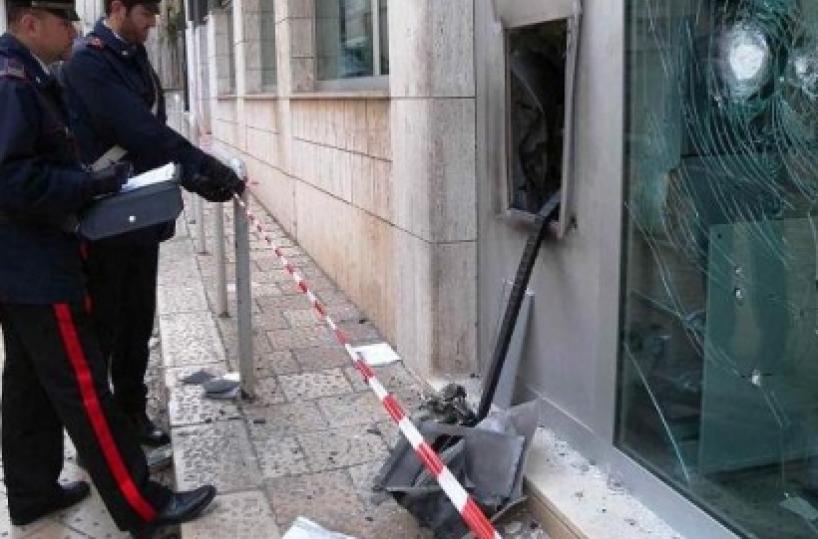 Rutigliano, assaltano Bancomat con bomba 