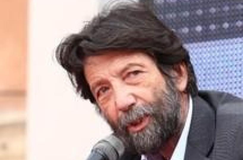 Coronavirus, parla Cacciari: «Non siamo in guerra. I politici usino il web»