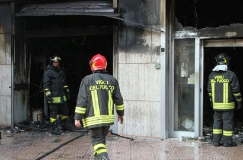 Taranto, in fiamme azienda che lavora canapa