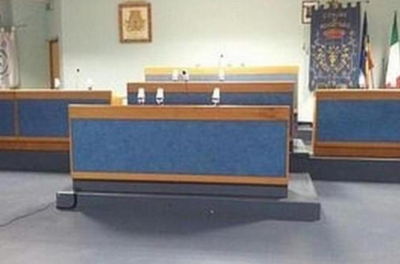 Noicattaro, il sindaco lascia  9 consiglieri lo «licenziano»