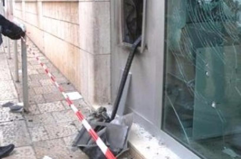 Fanno saltare bancomatma il colpo va «in fumo»