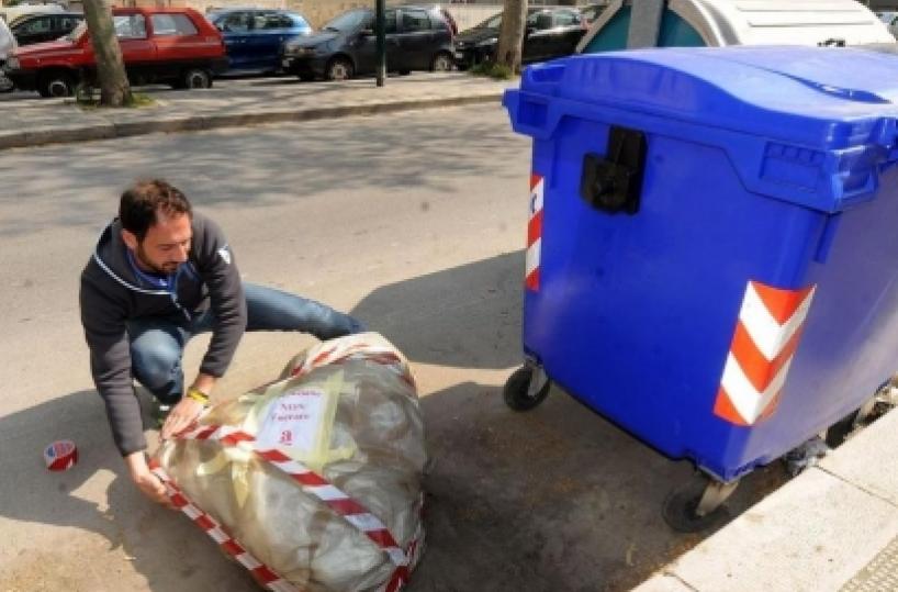 Amianto a Japigia, assessore lo impacchetta a mani nude