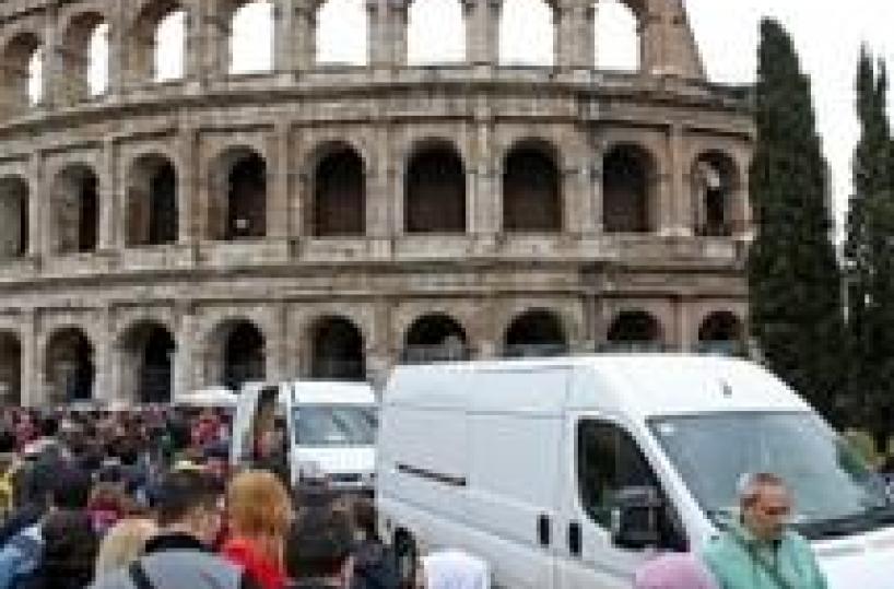 Roma: via camion bar da Colosseo e Fori