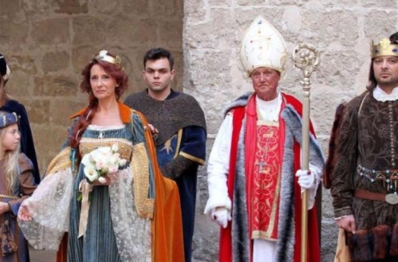 Salto nel passato a Taranto Rullo di tamburi, passa il corteo Maria d’Enghien 