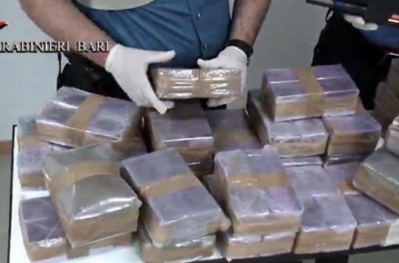 Bari, carico di droga forza blocco dei carabinieri ma rimane impantanato  