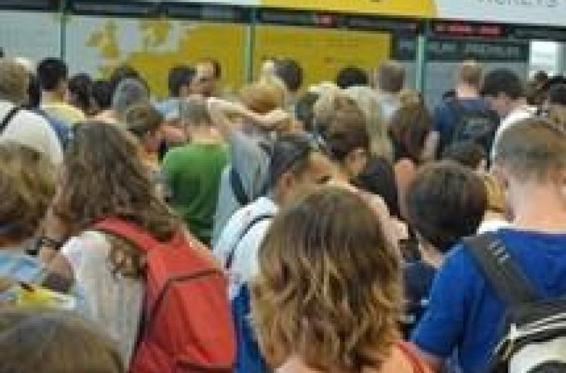Fiumicino, ancora lunghe code e tensione