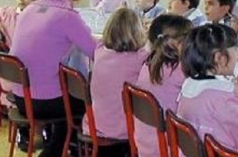 Bimbi a digiuno a scuolarubato furgone con i pasti