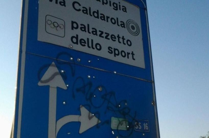 Bari, il tiro a segno della mala sui cartelloni stradali