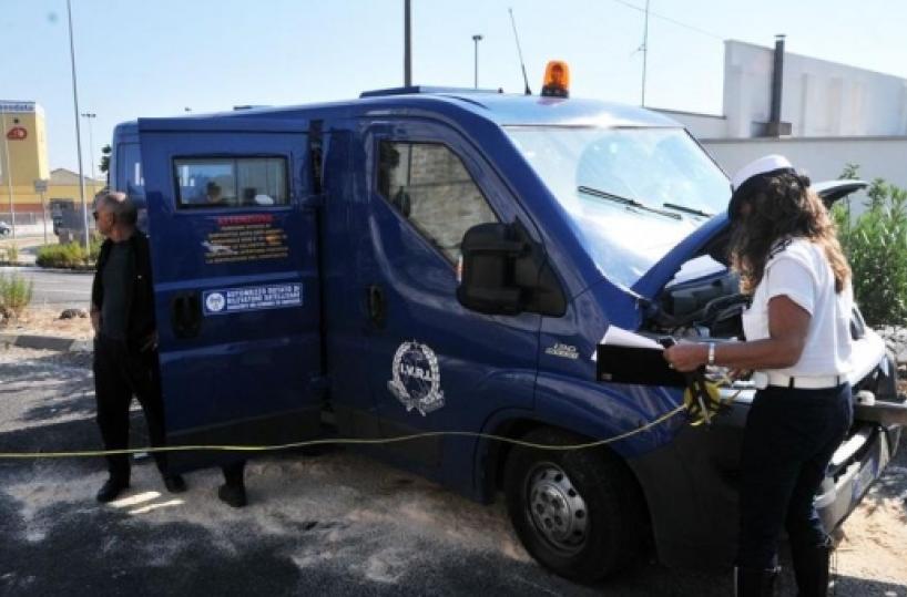 Bari, furgone blindato si schianta contro guard rail Autista viene amputato  Scontro tra auto che vanno a fuoco: donna muore a Lecce